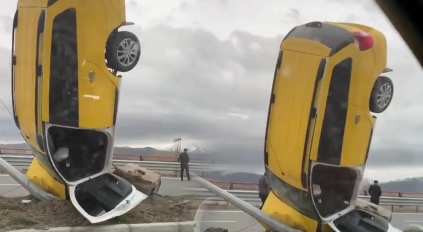 Kaza yaptı, dik şekilde durdu