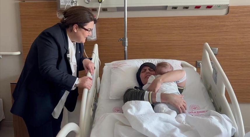 128 saat sonra enkazdan kurtarılan bebek annesiyle kavuştu