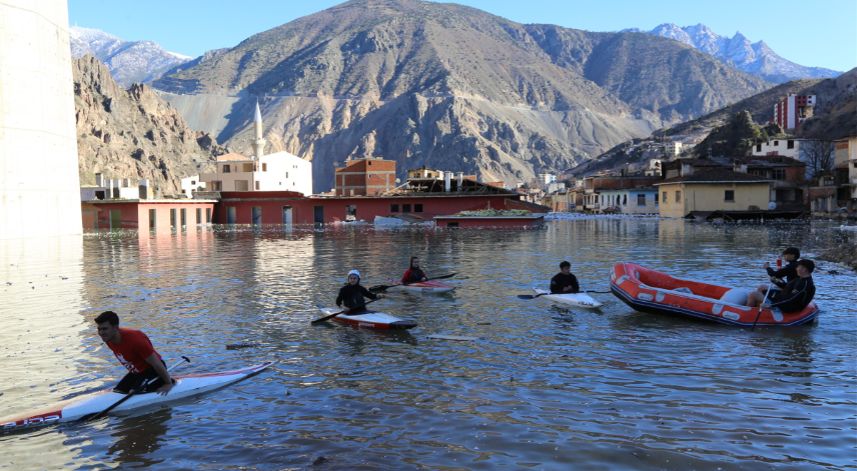 Yürüdükleri mahallelerinde kürek çektiler