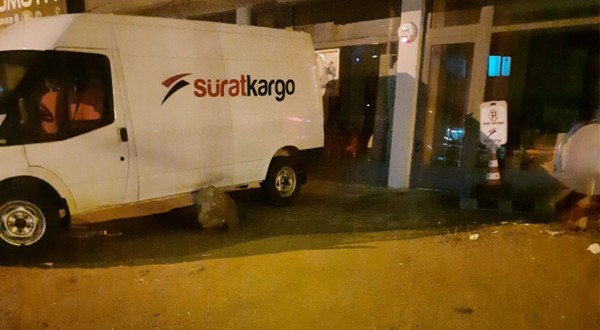 Gümüşhane'de kopan kaya parçası aracın üstüne düştü