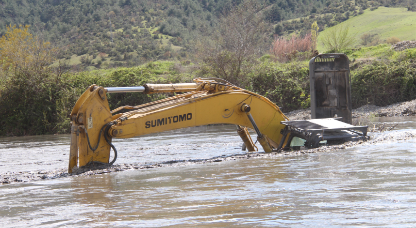 İş makinesi suyun altında kaldı