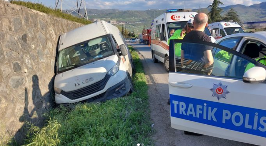 Rize'den hareket eden minibüs Samsun'da kaza yaptı