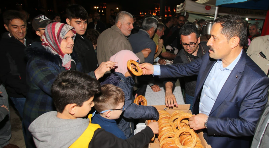 Amasya Valisi Masatlı, simitlerini satamayan çocuğun tüm simitlerini satın aldı