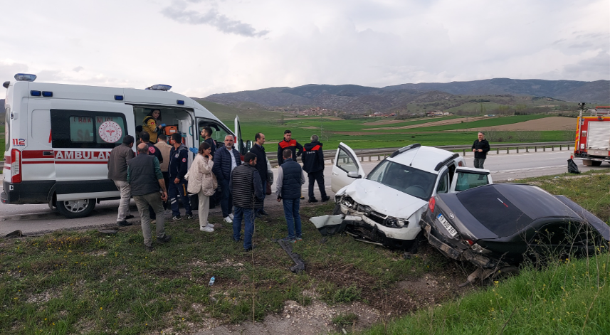 Amasya'da iki otomobil çarpıştı: 4 yaralı