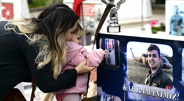 Şehit yakınları ve gaziler bayram arifesinde şehitlikleri ziyaret etti