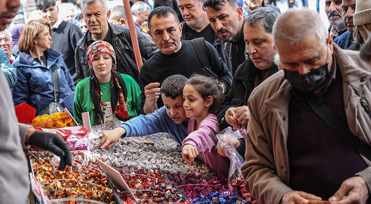 Eminönü'nde bayram alışverişi yoğunluğu yaşanıyor