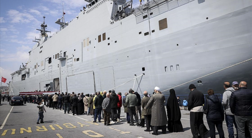 TCG Anadolu gemisine ziyaretçi akını sürüyor