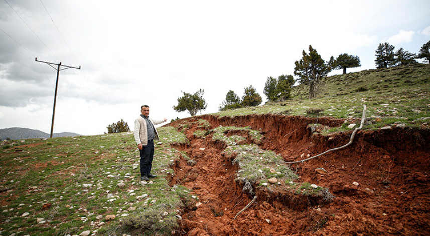 Kahramanmaraş'ta yüzey kırıkları tarlaları parçalara böldü