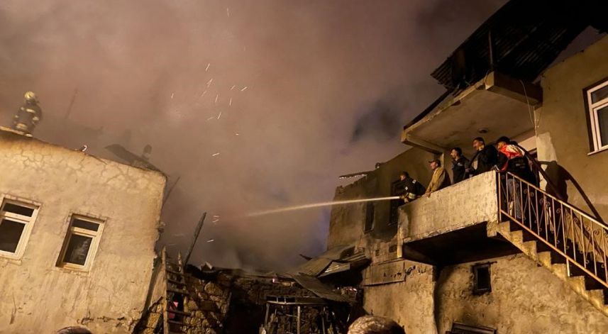 Çıkan yangında 3 ev, 6 ahır ve 4 samanlık yandı