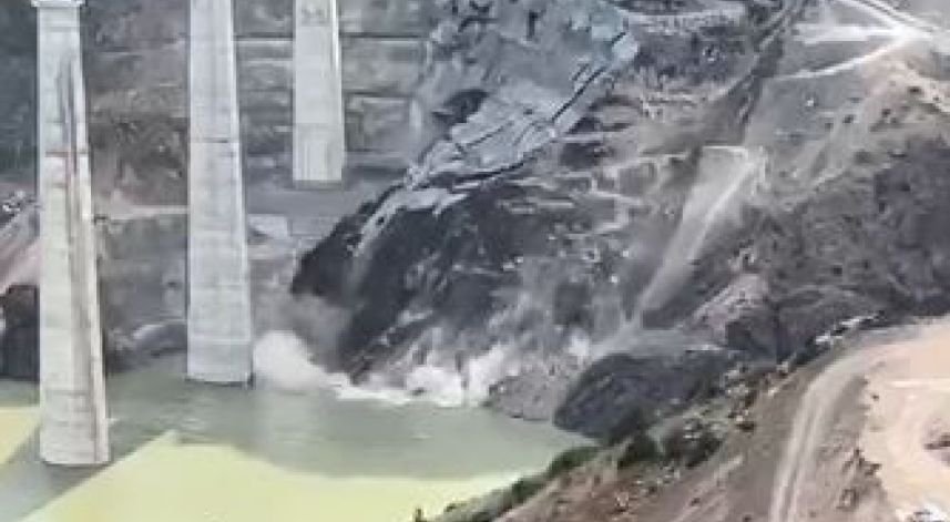 Yusufeli'nde Heyelan Meydana Geldi