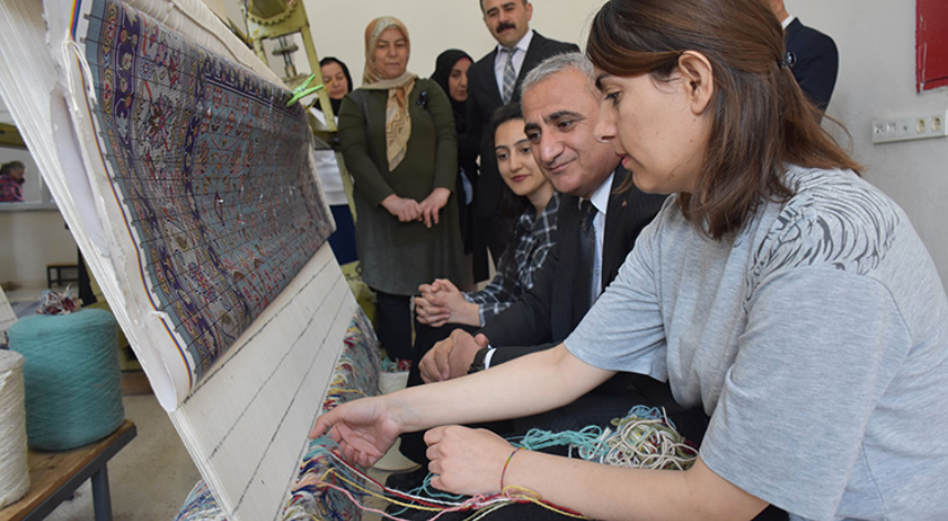 Kilimiyle ünlü Hakkari'de kadınlar Hereke halıları dokuyor