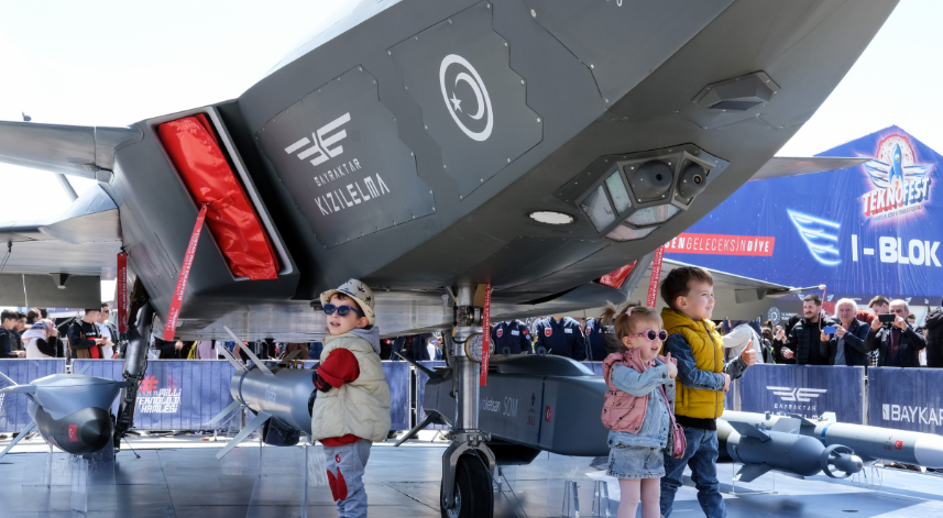 Çocuklar Kızılelma'ya dokunmak için yarıştı