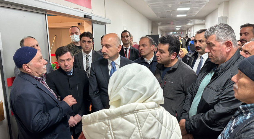 Bakan Karaismailoğlu Trabzon'da trafik kazasında yaralananları hastanede ziyaret etti