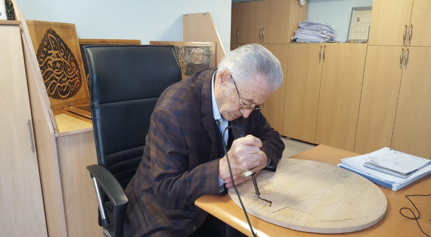  83 yaşında atıl ahşapları naht sanatıyla nakış gibi işliyor