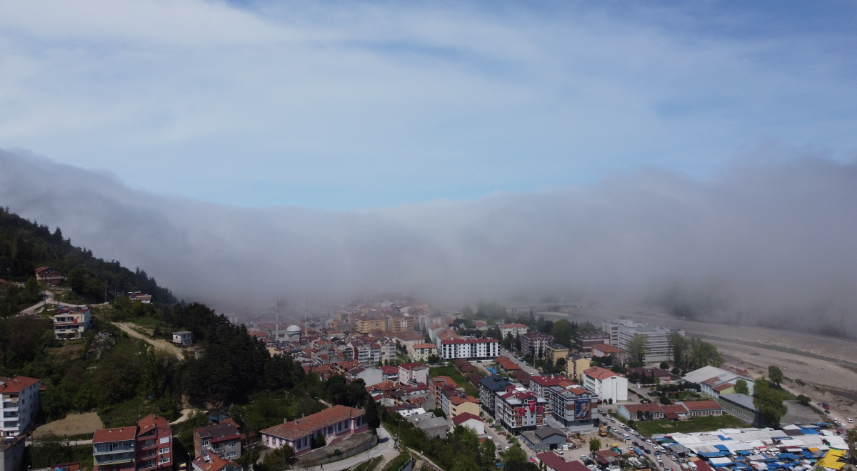 Ayancık'ta sis ilçenin üzerini kapladı