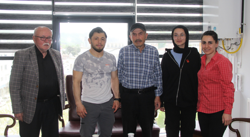 Bilek güreşi turnuvalarında derece alan sporcu ödüllendirildi