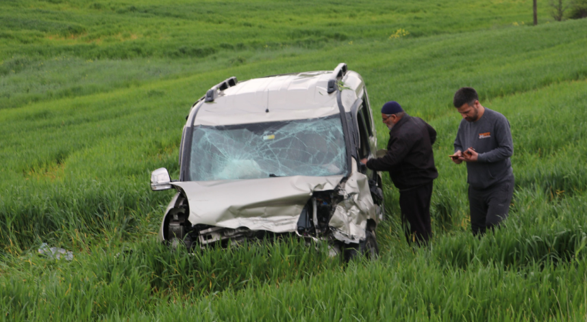 Samsun'da otomobil ile hafif ticari aracın çarpıştığı kazada 3 kişi yaralandı