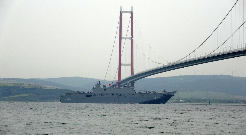 ‘TCG Anadolu' Çanakkale Boğazı'ndan geçti