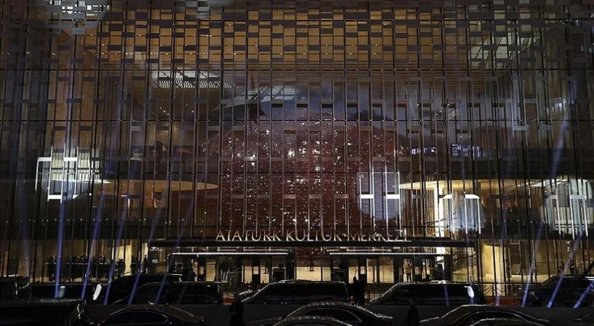 Atatürk Kültür Merkezi'nin heykeli yerini aldı