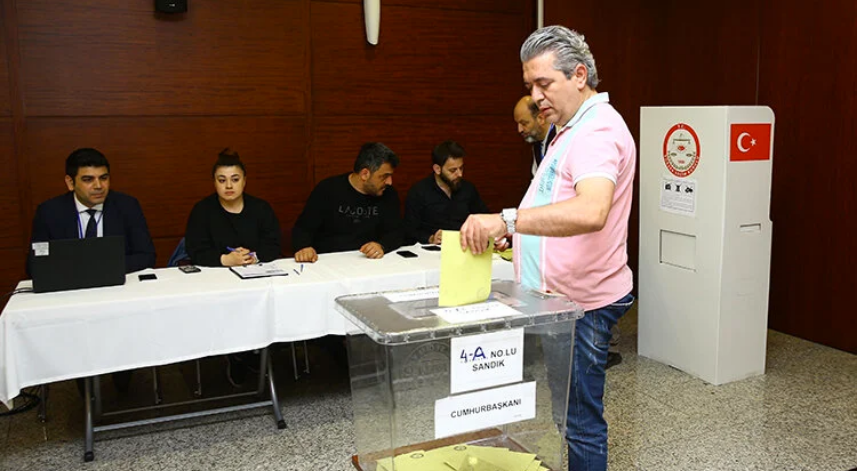 Yurt dışına kayıtlı seçmenler oy vermeye başladı