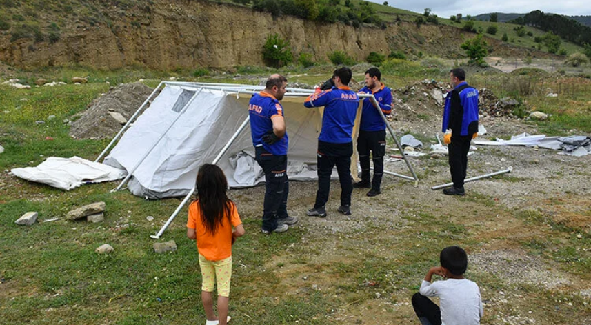 Sinop'ta sağanak su baskınlarına neden oldu