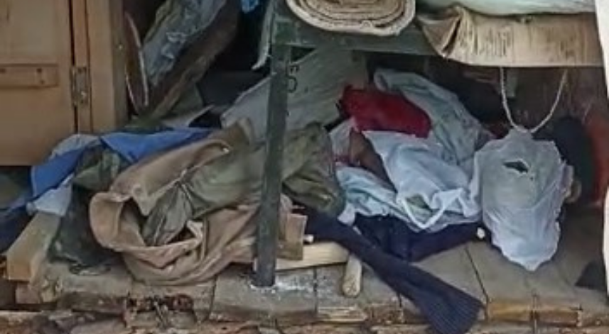 Belki ayı çıkar diye evine temkinli girdi