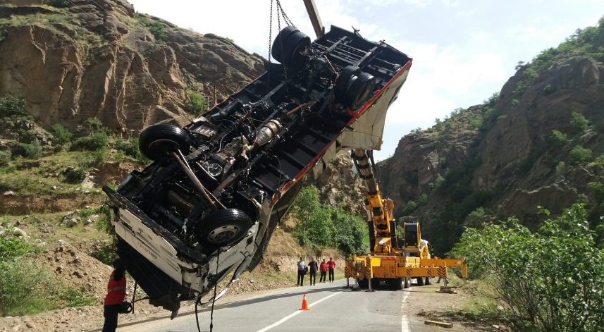 Çoruh nehrine düşen kamyon 3 gün sonra çıkartıldı, sürücüsünden hala iz yok
