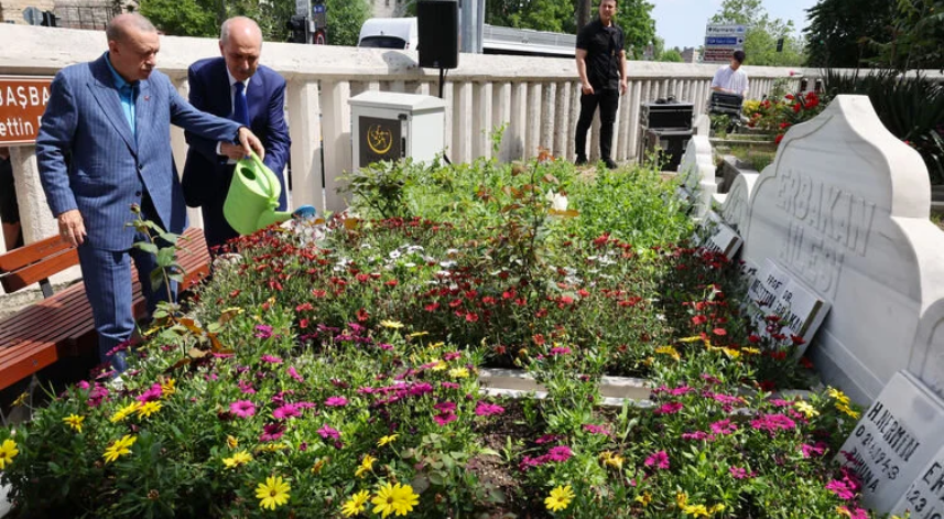 Cumhurbaşkanı Erdoğan, Özal ile Erbakan'ın kabirlerini ziyaret etti