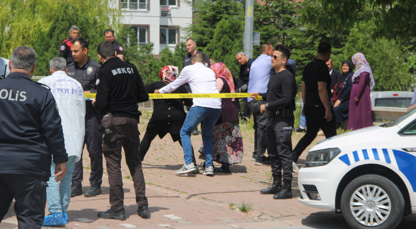 Kucağındaki çocuğu ile 13. kattan düştü