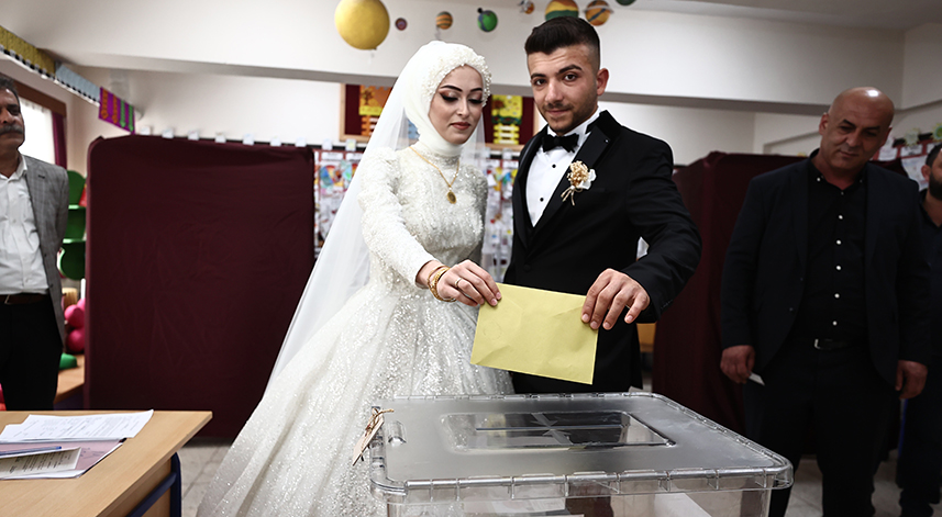 Oy kullanmaya gelinlik ve damatlıkla geldiler