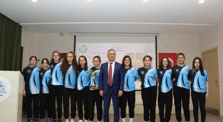 Vali Çeber, 'Kariyer Günleri' kapsamında öğrencilerle bir araya geldi