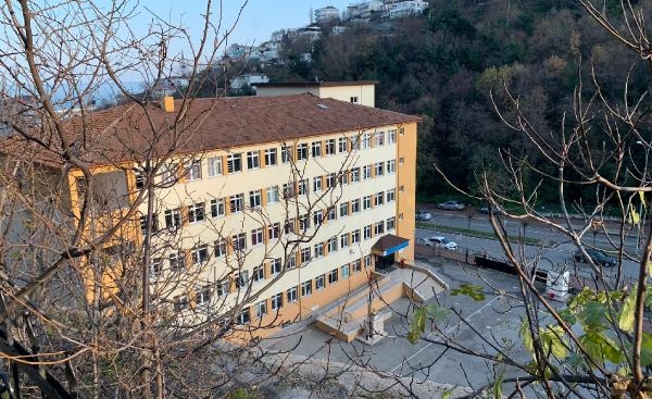 Lise öğrencisi, okulda kardeşlerini görmeye gelen annesini öldürdü