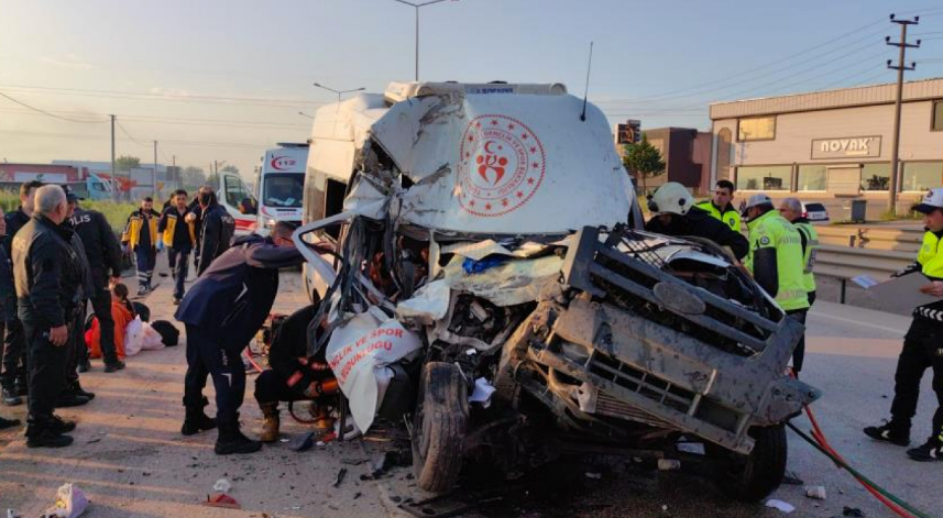Sporcuları taşıyan minibüs kamyona çarptı: 1 ölü, 16 yaralı