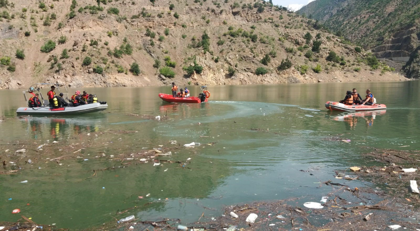 Nehre düşerek kaybolan kamyon sürücüsü 10 gündür aranıyor