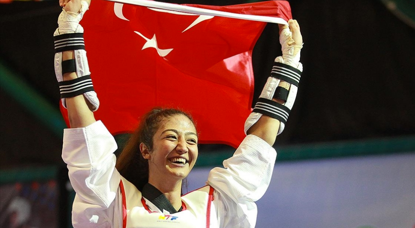 Milli sporcu Nafia Kuş, Dünya Tekvando Şampiyonası'nda altın madalya kazandı