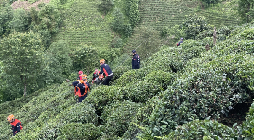 Rize'de ilkel teleferikte mahsur kaldı