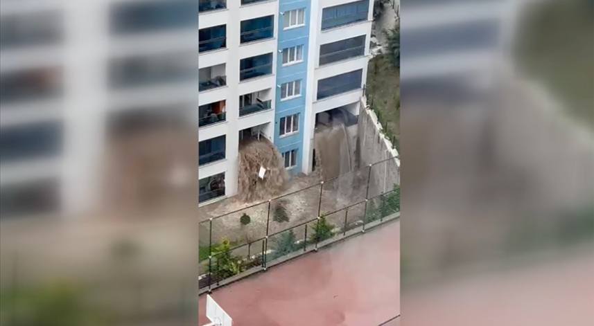 Başkentte sağanağın etkisiyle su basan dairedeki eşyalar balkondan düştü