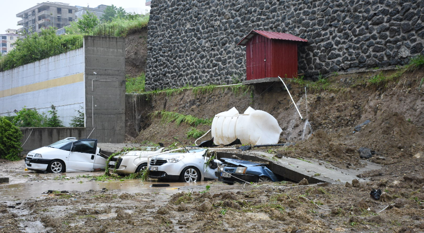 5 araç çöken istinat duvarının altında kaldı