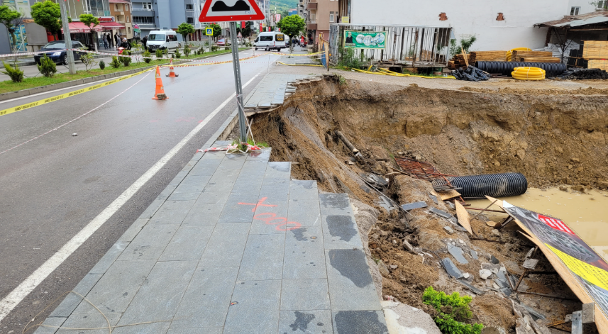 İnşaatın temel kazısında heyelan oluştu