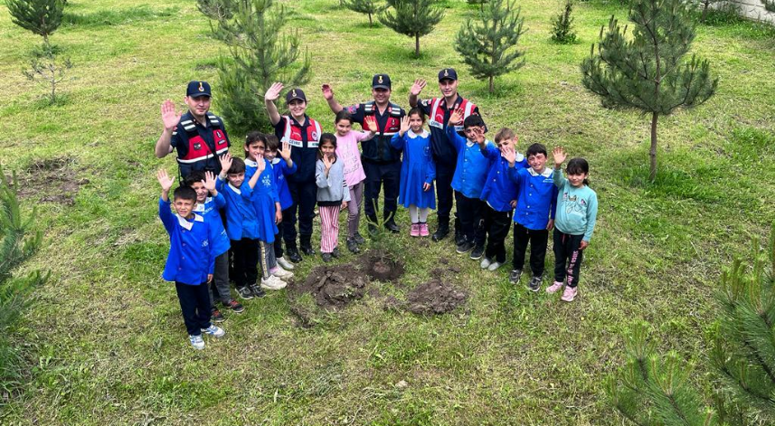Tokat jandarma çocuklarla birlikte fidan dikti