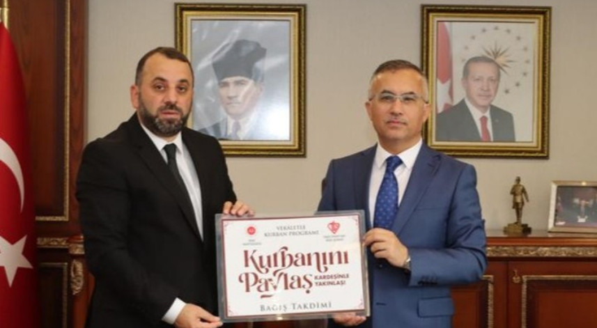 Vali Çaber kurbanını TDV'ye bağışladı