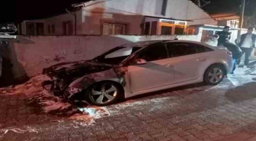 Park halindeki araç alev topuna döndü