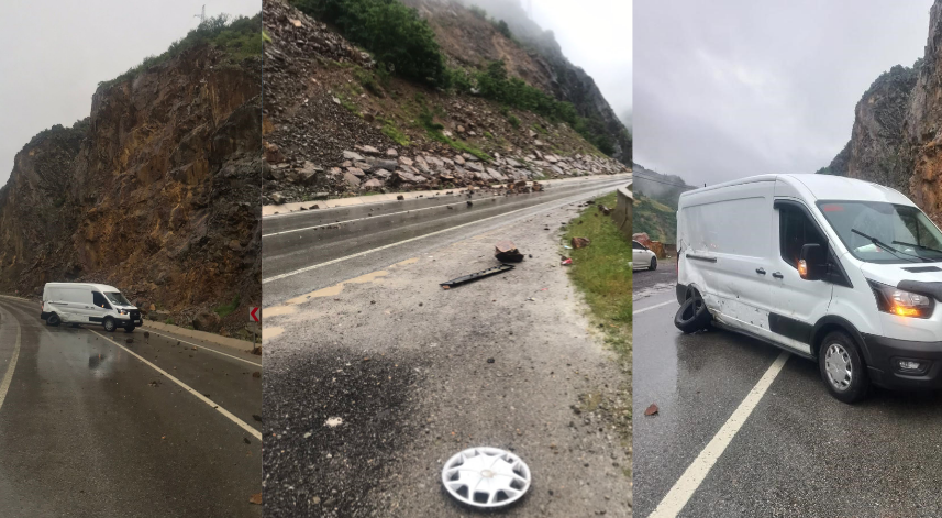 Ekmek yüklü minibüse dağdan kopan kayalar çarptı