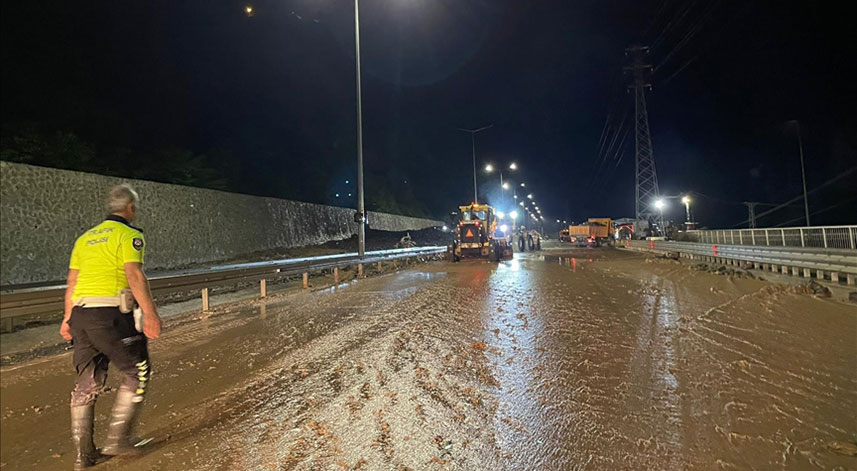 Trabzon-Gümüşhane kara yolu ulaşıma kapatıldı