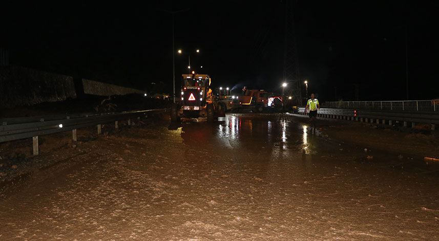Şiddetli yağış hayatı olumsuz etkiledi