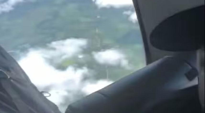 Uçuş sırasında acil çıkış kapısı açılan uçağın korkutan anları