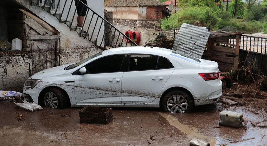 Samsun'un Havza ilçesinde sağanak taşkın ve su baskınına neden oldu