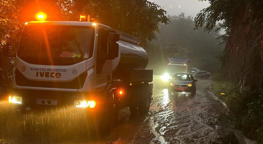 Ordu'da heyelan nedeniyle ulaşıma kapanan üç ilçenin bağlantı yolu ulaşıma açıldı