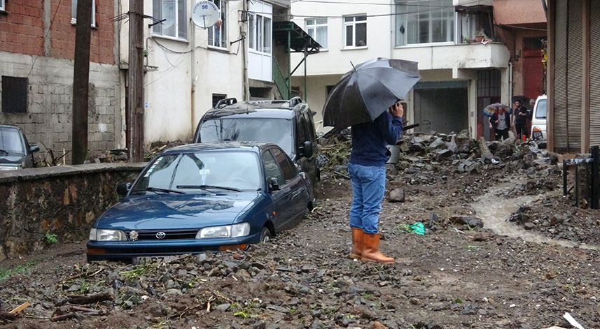 Giresun'un Duroğlu beldesinde sel: 1 kayıp