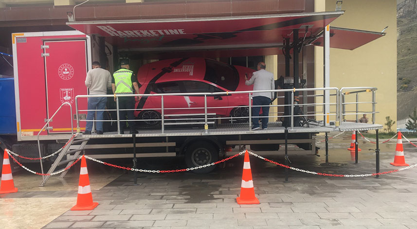 Artvin'de jandarmanın mobil tırında vatandaşlara trafik eğitimi verildi